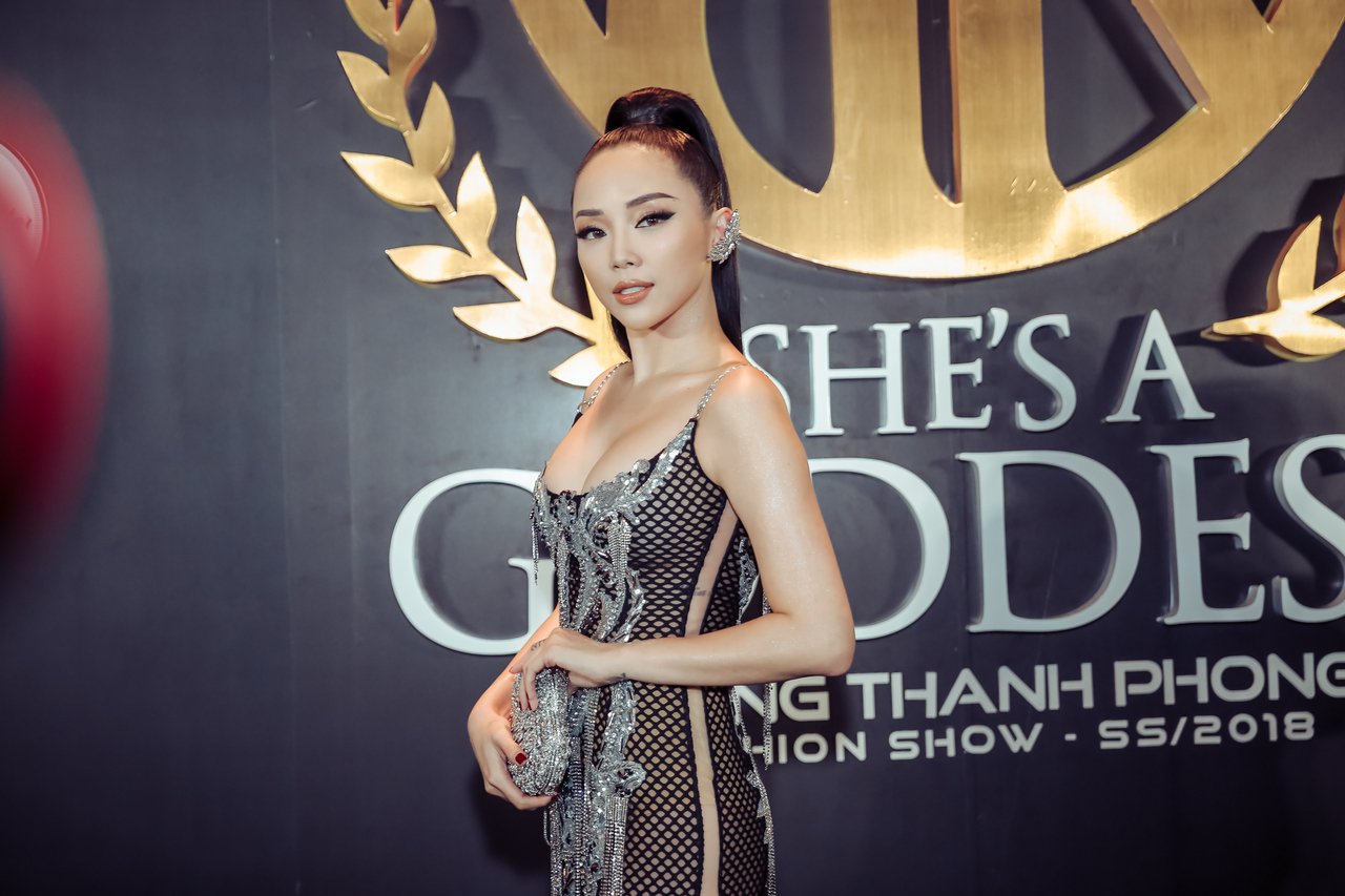 ngoc-trinh-hoa-hau-dai-duong-ngan-anh-hoa-nu-than-tren-tham-do-cua-show-dien-chung-thanh-phong