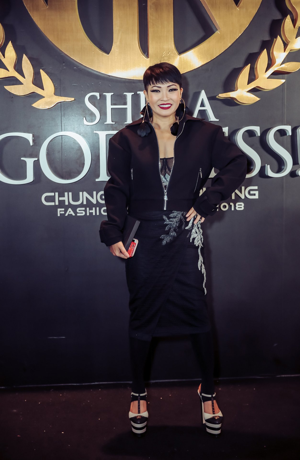 ngoc-trinh-hoa-hau-dai-duong-ngan-anh-hoa-nu-than-tren-tham-do-cua-show-dien-chung-thanh-phong