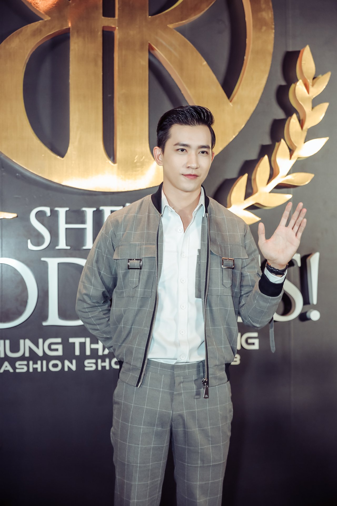 ngoc-trinh-hoa-hau-dai-duong-ngan-anh-hoa-nu-than-tren-tham-do-cua-show-dien-chung-thanh-phong