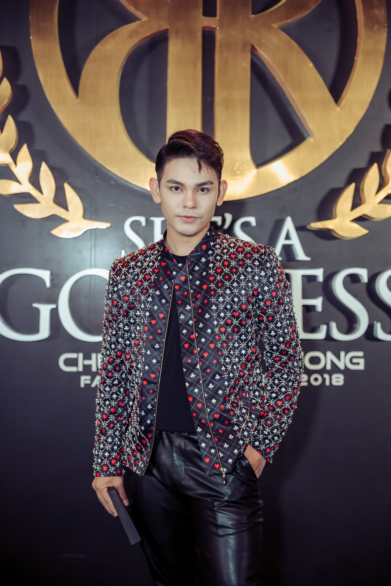 ngoc-trinh-hoa-hau-dai-duong-ngan-anh-hoa-nu-than-tren-tham-do-cua-show-dien-chung-thanh-phong