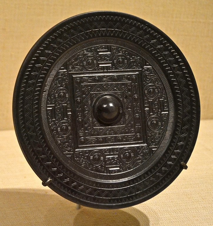bi-mat-dang-sau-tam-guong-ma-thuat-va-nu-hoang-phap-su-bi-an