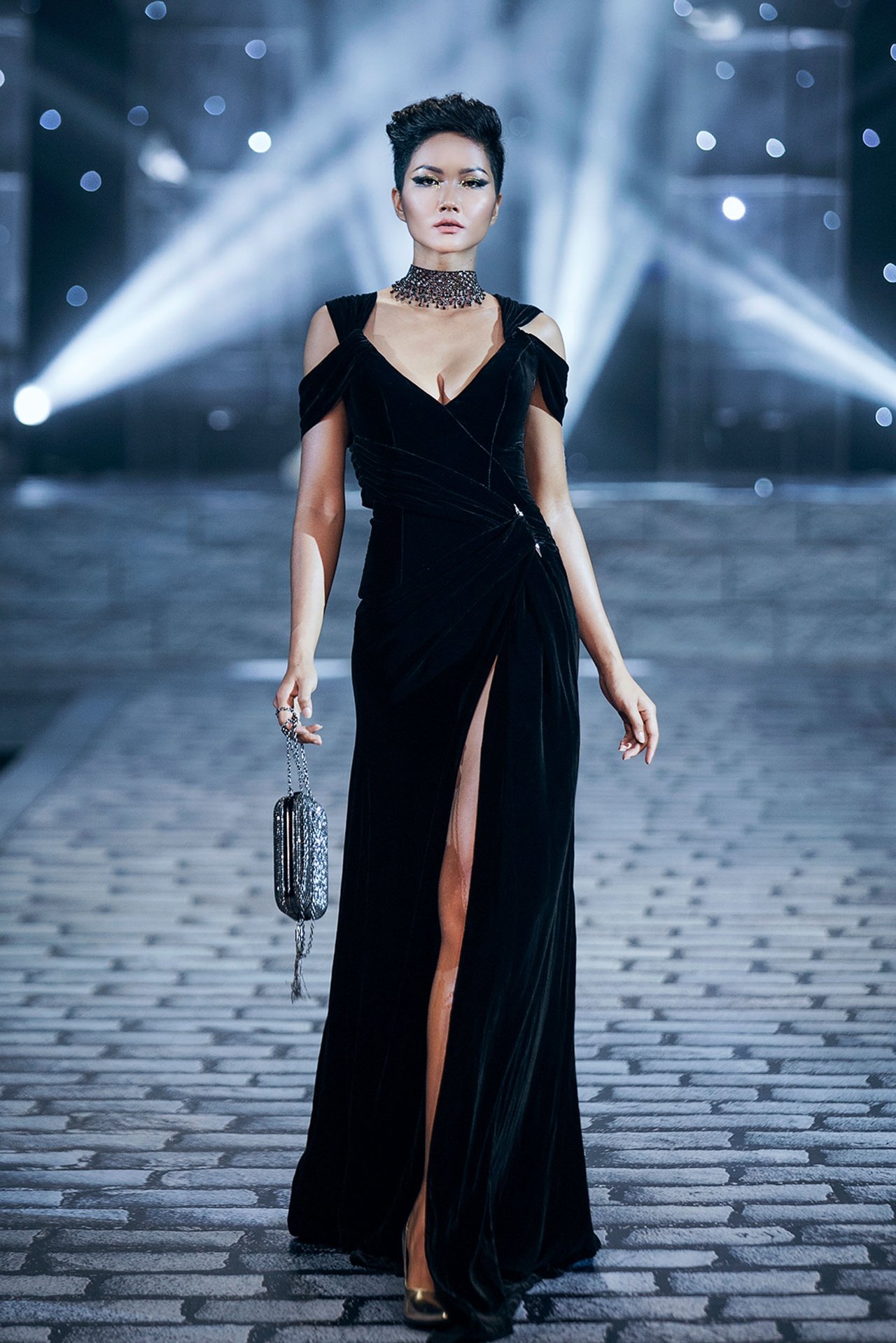 chi-dai-lukkade-hoa-nu-than-thieu-dot-san-catwalk-trong-show-dien-cua-chung-thanh-phong