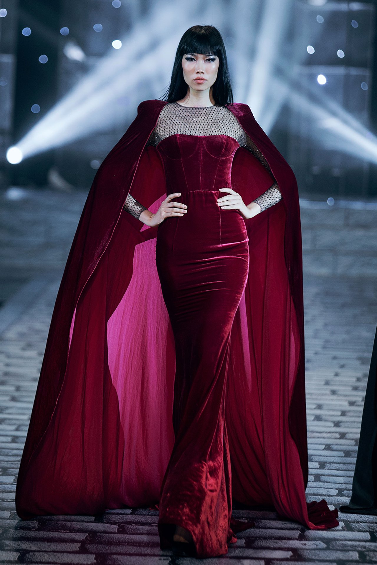 chi-dai-lukkade-hoa-nu-than-thieu-dot-san-catwalk-trong-show-dien-cua-chung-thanh-phong