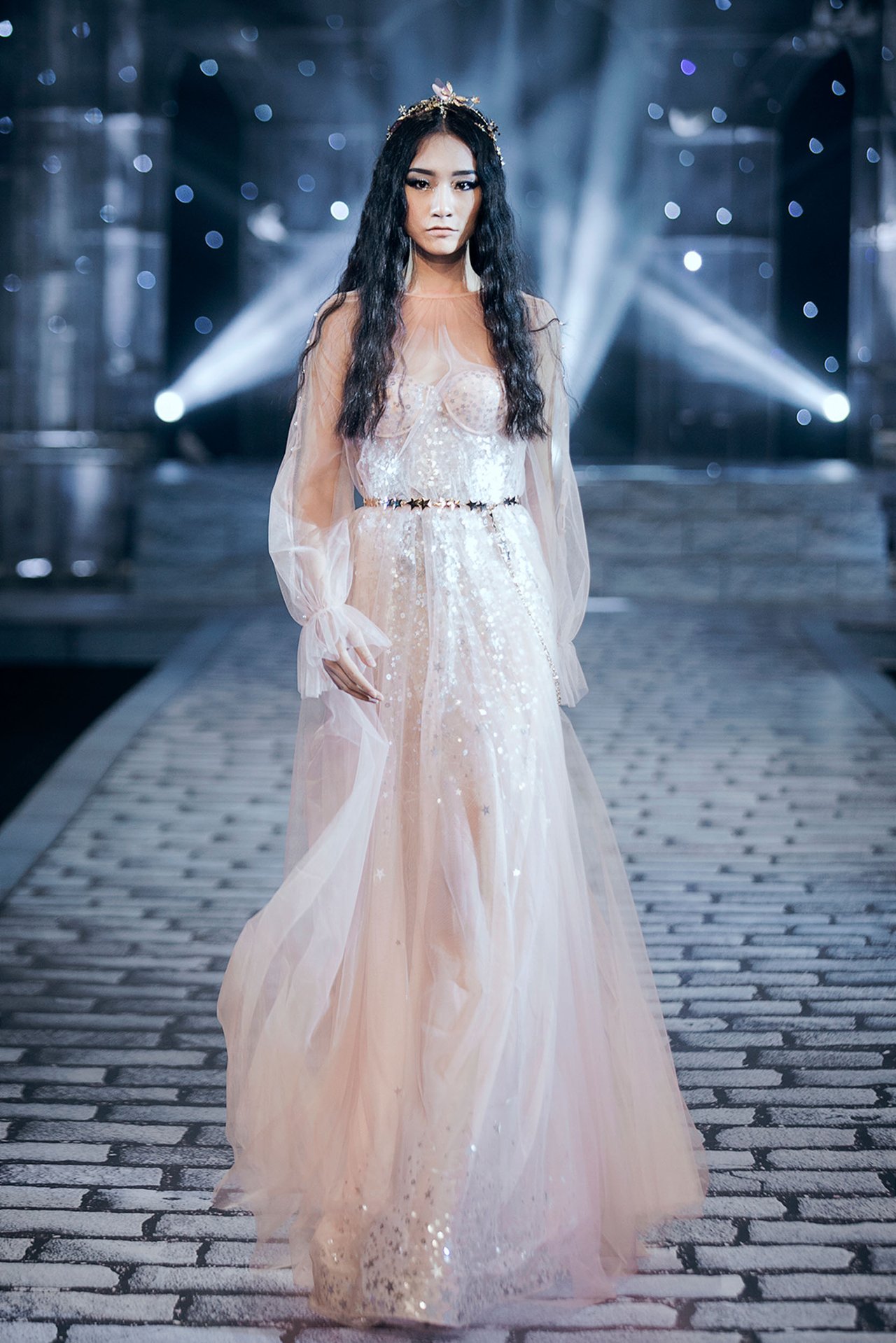 chi-dai-lukkade-hoa-nu-than-thieu-dot-san-catwalk-trong-show-dien-cua-chung-thanh-phong