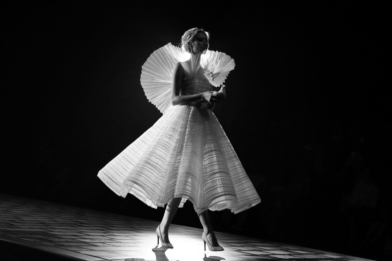 chi-dai-lukkade-hoa-nu-than-thieu-dot-san-catwalk-trong-show-dien-cua-chung-thanh-phong