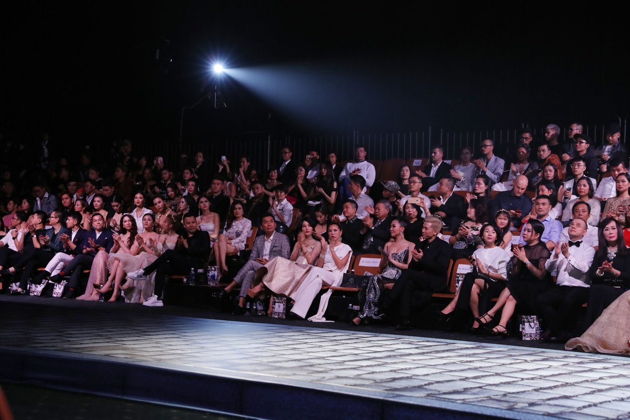 chi-dai-lukkade-hoa-nu-than-thieu-dot-san-catwalk-trong-show-dien-cua-chung-thanh-phong