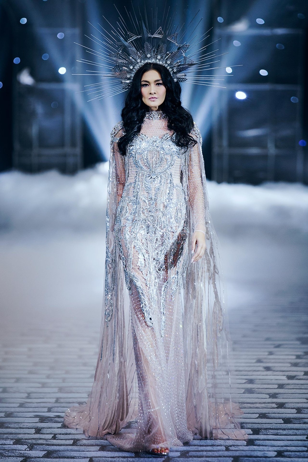 chi-dai-lukkade-hoa-nu-than-thieu-dot-san-catwalk-trong-show-dien-cua-chung-thanh-phong