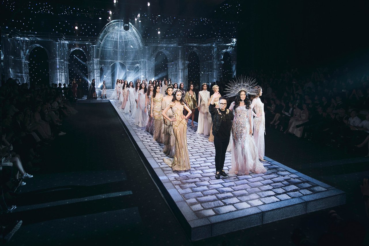 chi-dai-lukkade-hoa-nu-than-thieu-dot-san-catwalk-trong-show-dien-cua-chung-thanh-phong