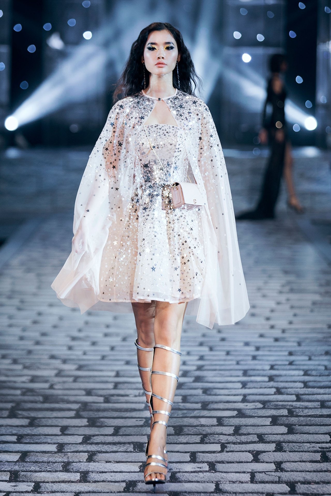 chi-dai-lukkade-hoa-nu-than-thieu-dot-san-catwalk-trong-show-dien-cua-chung-thanh-phong