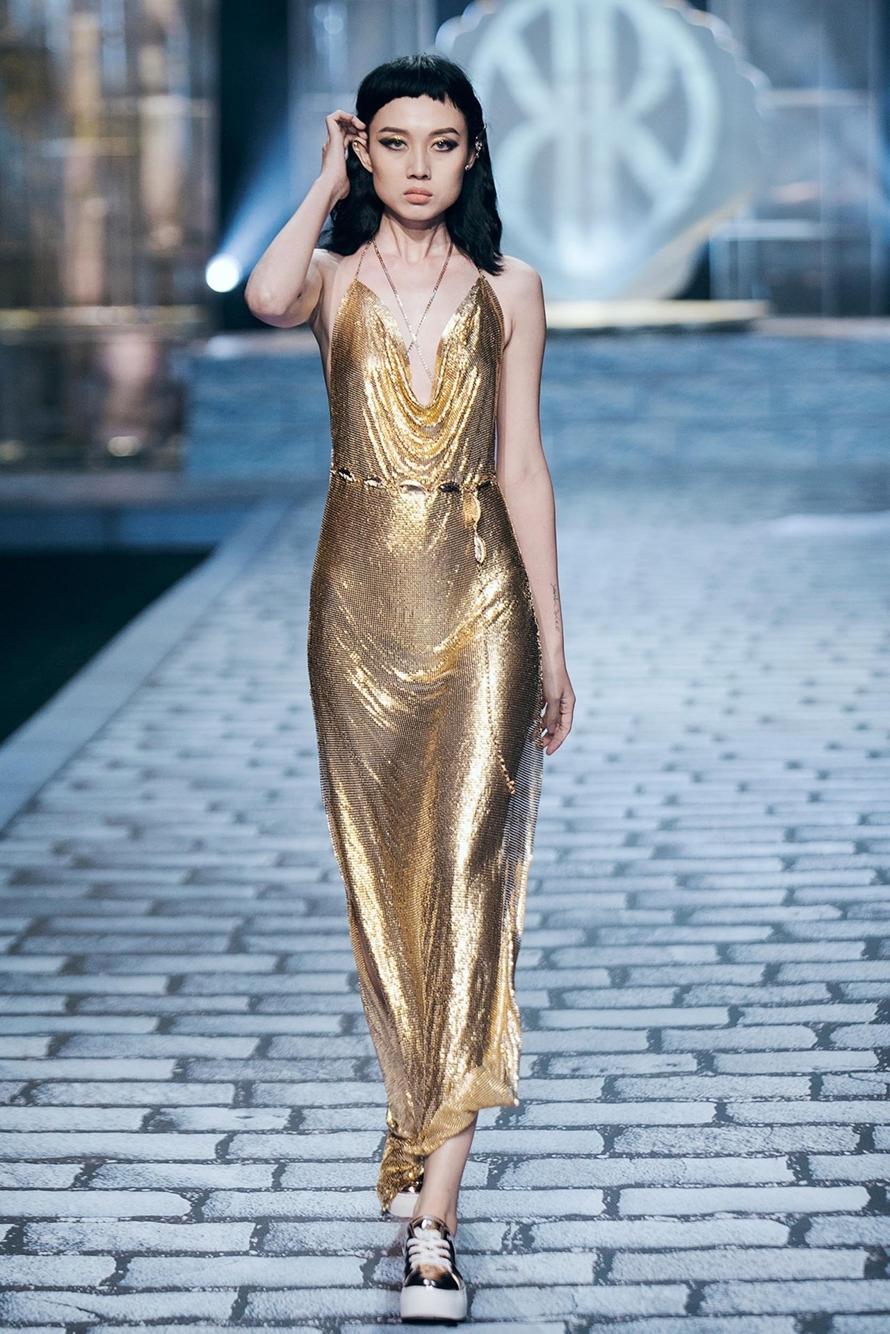 chi-dai-lukkade-hoa-nu-than-thieu-dot-san-catwalk-trong-show-dien-cua-chung-thanh-phong