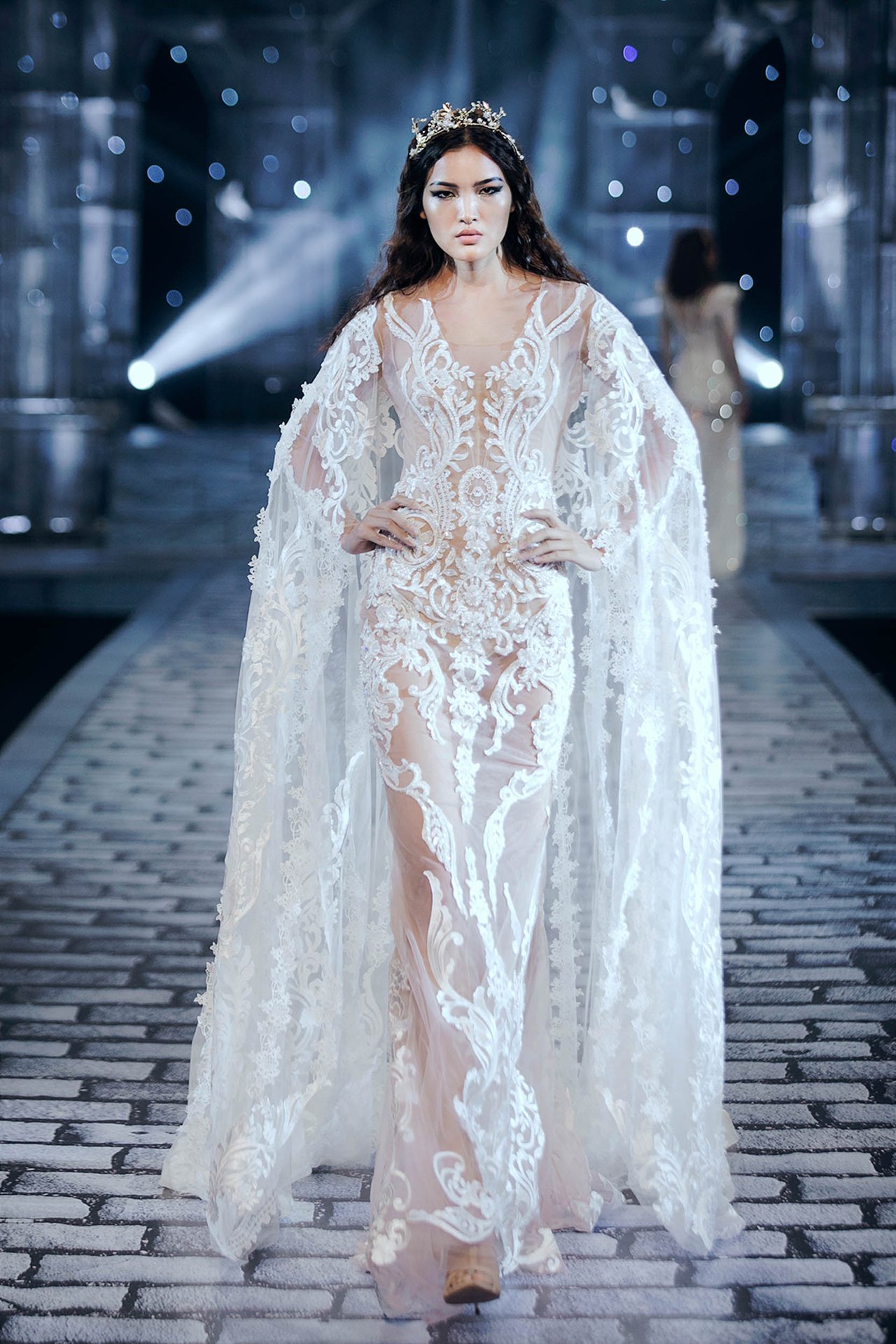 chi-dai-lukkade-hoa-nu-than-thieu-dot-san-catwalk-trong-show-dien-cua-chung-thanh-phong