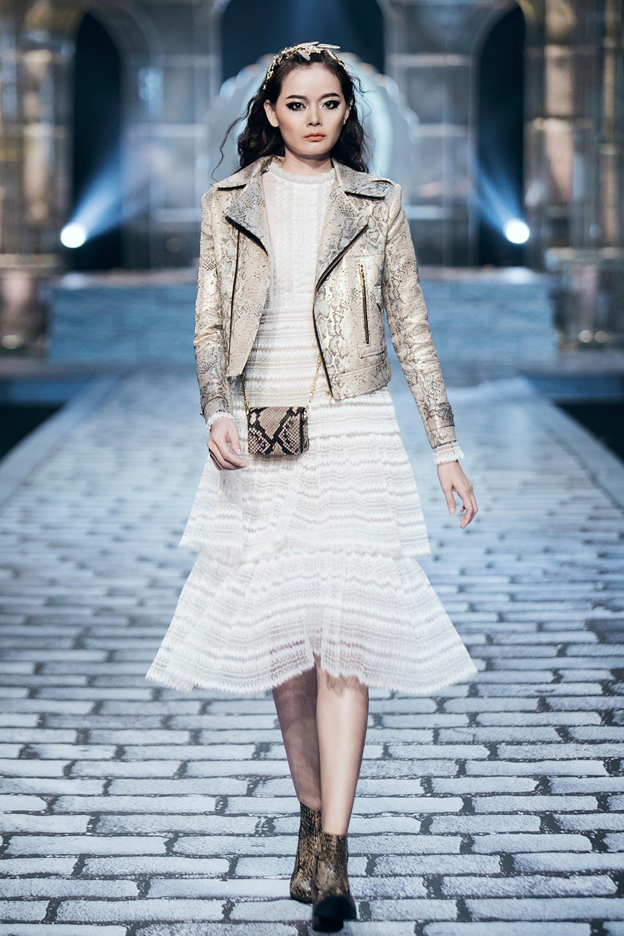 chi-dai-lukkade-hoa-nu-than-thieu-dot-san-catwalk-trong-show-dien-cua-chung-thanh-phong