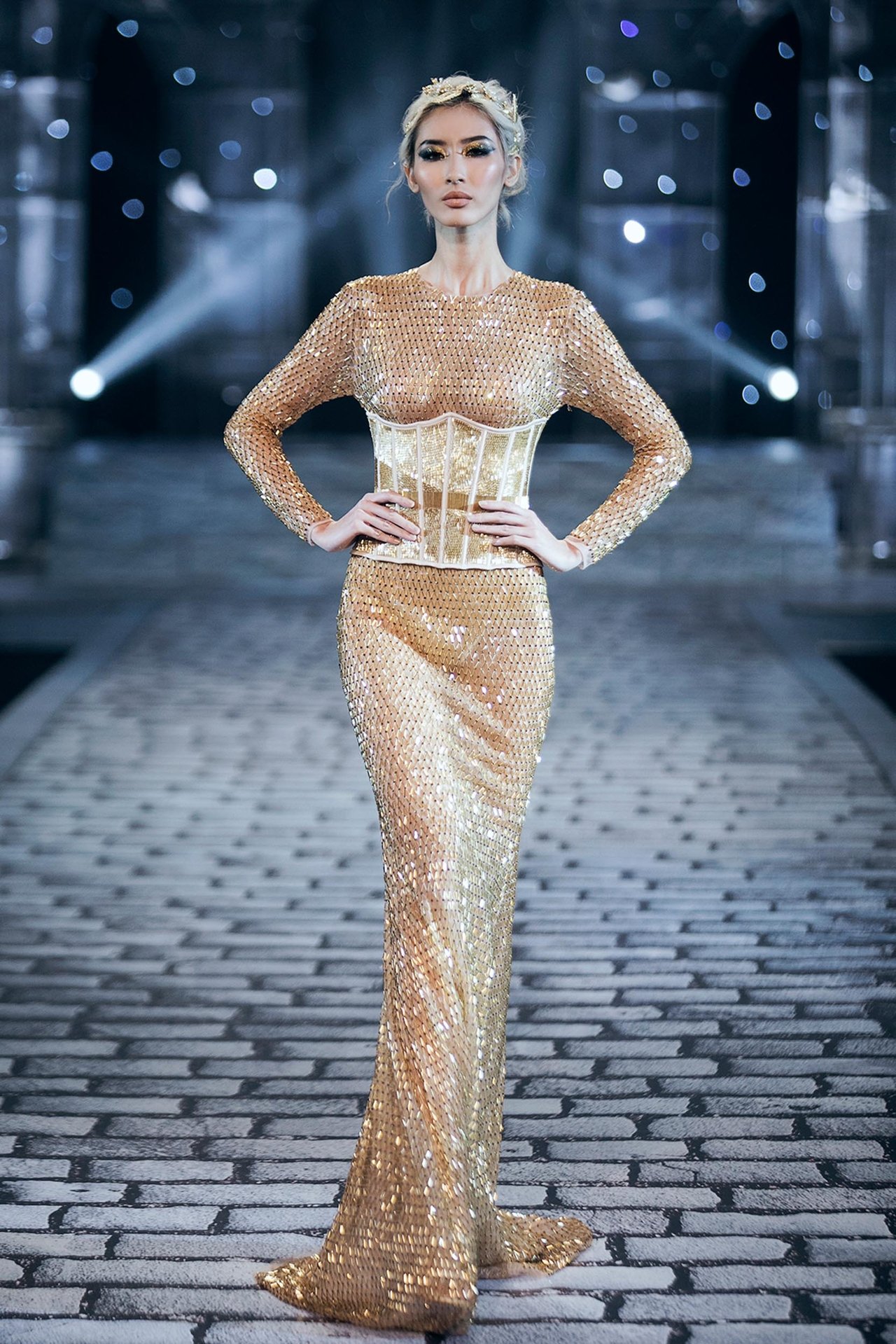 chi-dai-lukkade-hoa-nu-than-thieu-dot-san-catwalk-trong-show-dien-cua-chung-thanh-phong