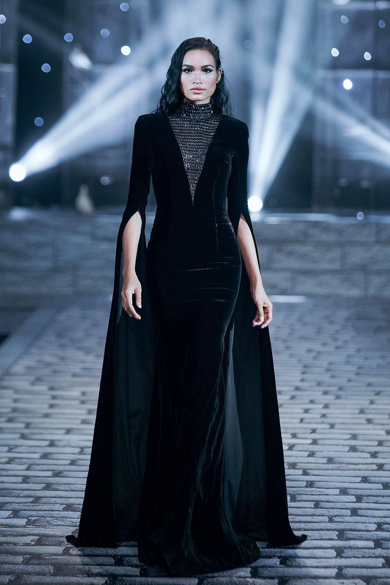 chi-dai-lukkade-hoa-nu-than-thieu-dot-san-catwalk-trong-show-dien-cua-chung-thanh-phong