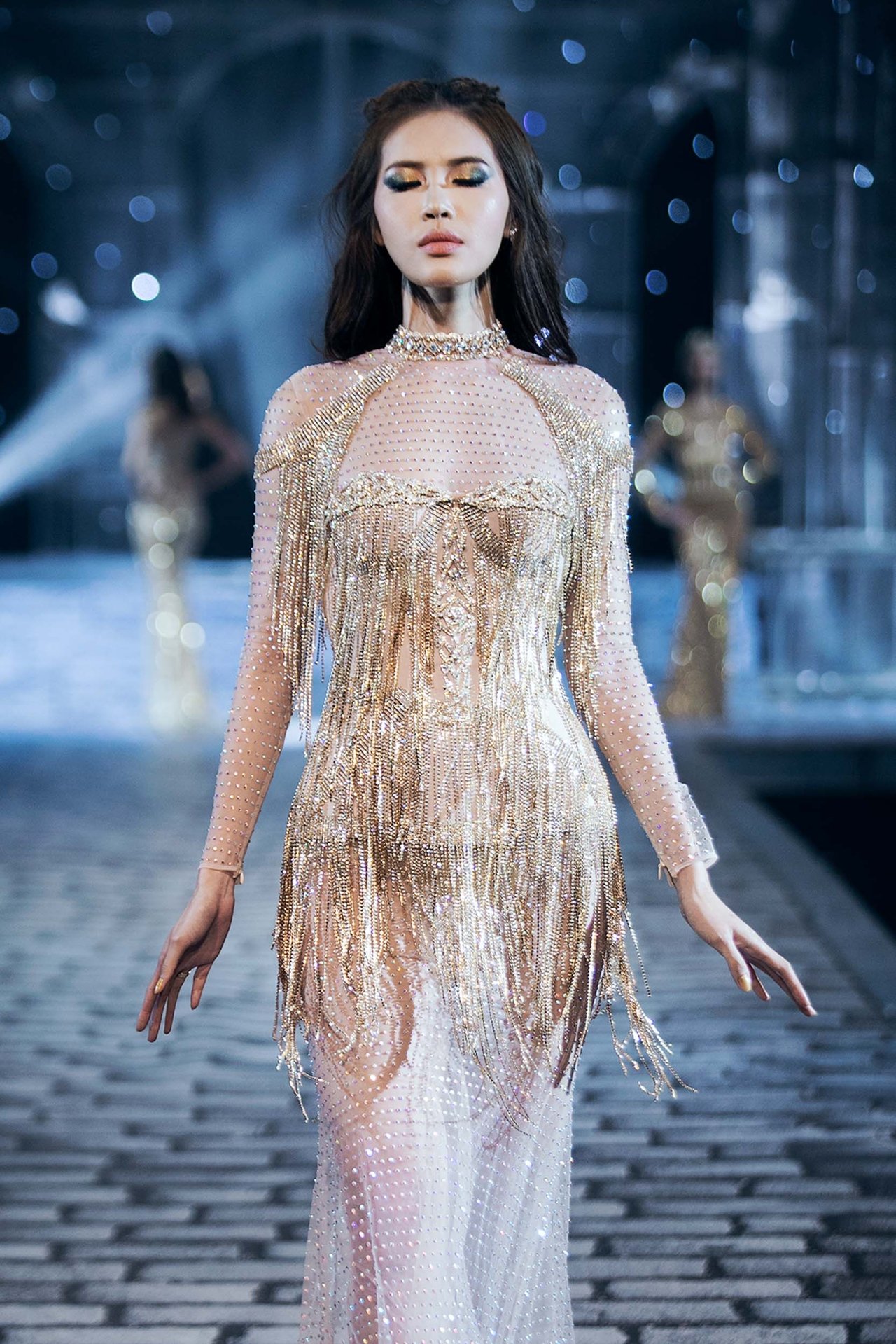chi-dai-lukkade-hoa-nu-than-thieu-dot-san-catwalk-trong-show-dien-cua-chung-thanh-phong