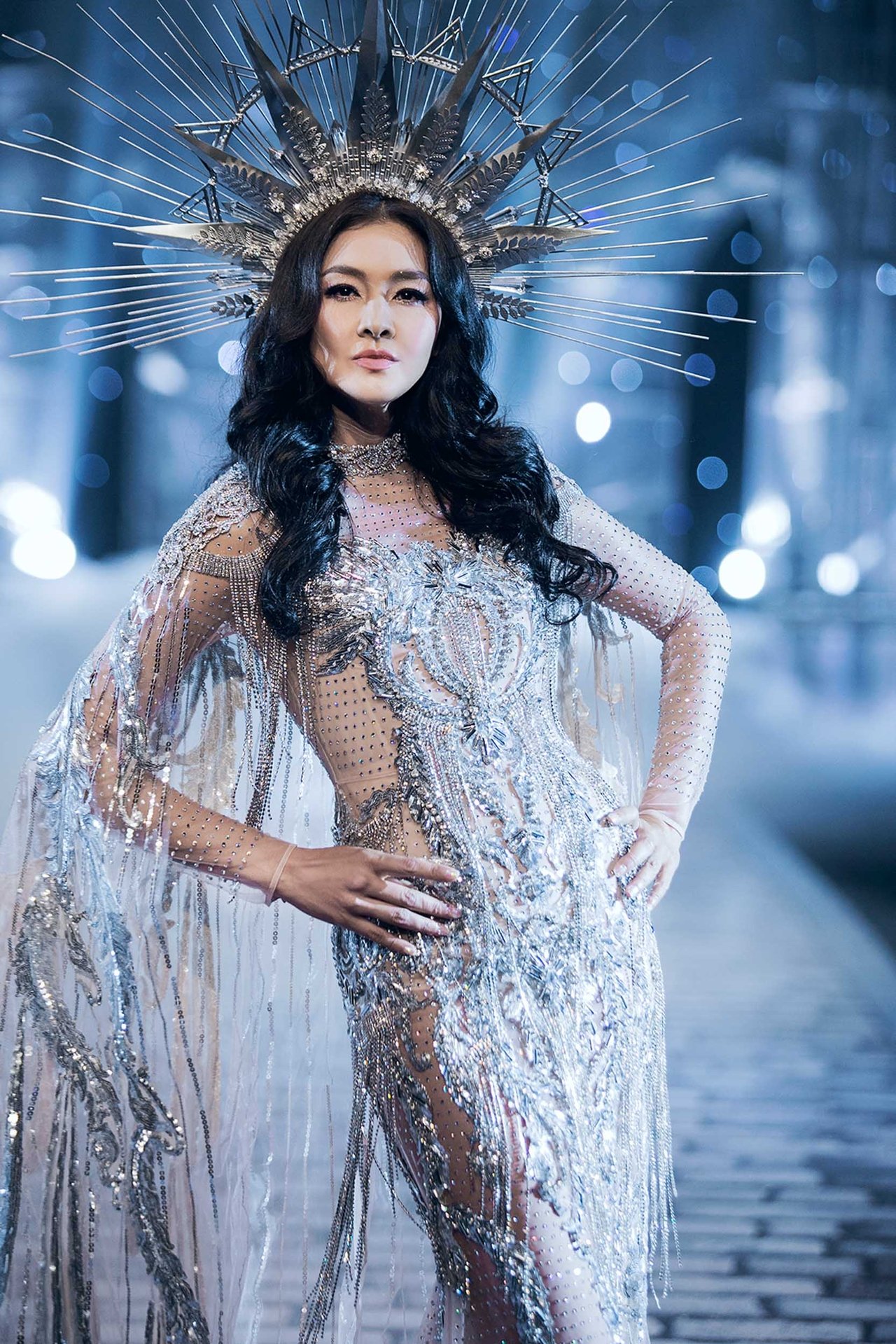 chi-dai-lukkade-hoa-nu-than-thieu-dot-san-catwalk-trong-show-dien-cua-chung-thanh-phong