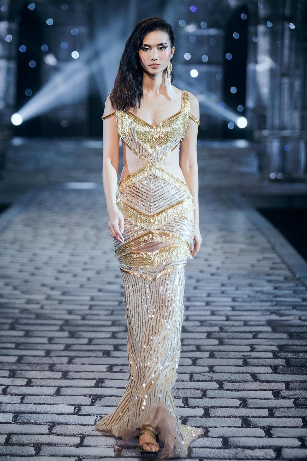 chi-dai-lukkade-hoa-nu-than-thieu-dot-san-catwalk-trong-show-dien-cua-chung-thanh-phong