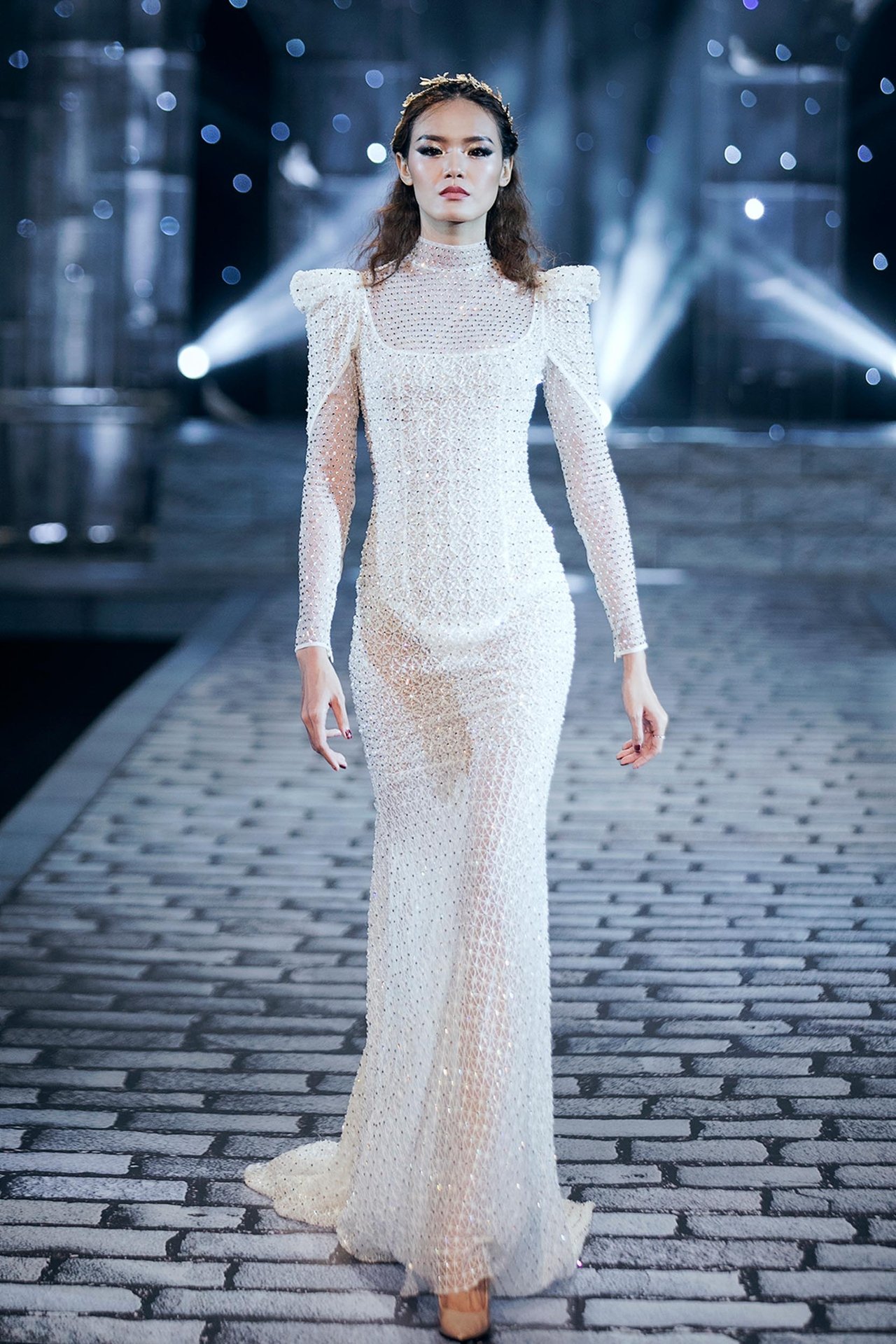 chi-dai-lukkade-hoa-nu-than-thieu-dot-san-catwalk-trong-show-dien-cua-chung-thanh-phong