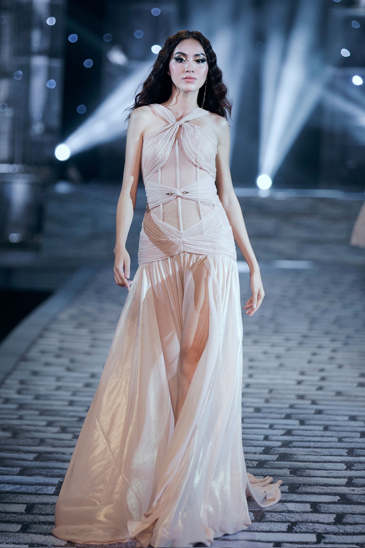 chi-dai-lukkade-hoa-nu-than-thieu-dot-san-catwalk-trong-show-dien-cua-chung-thanh-phong