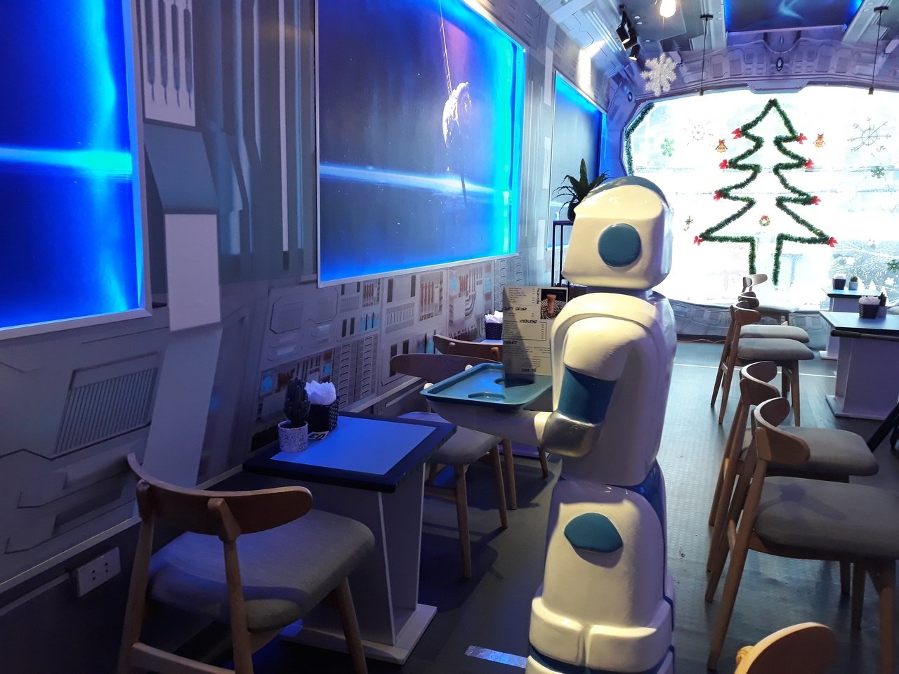 doc-dao-voi-chu-robot-chay-ban-dau-tien-o-quan-ca-phe-o-viet-nam
