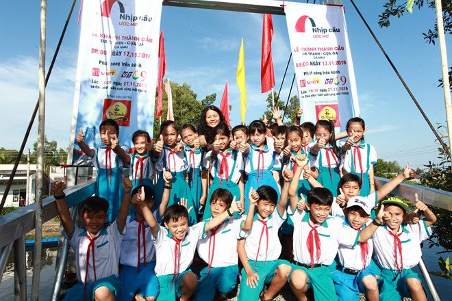 bat-ngo-voi-mot-doanh-nghiep-tang-nguoi-dan-mien-tay-4-cay-cau-lam-qua-tet