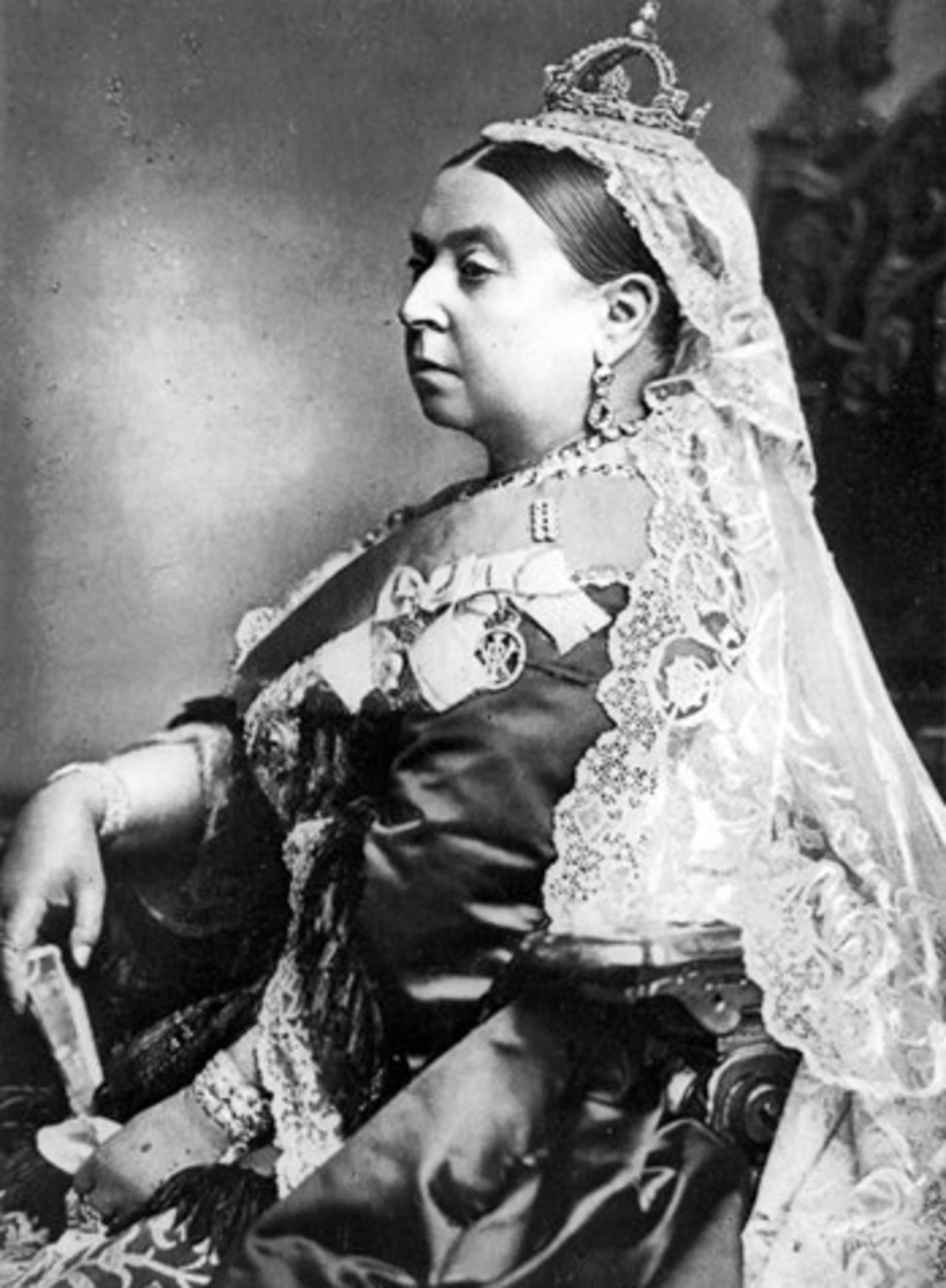 chuyen-tinh-cam-dong-phia-sau-vuong-mien-cua-nu-hoang-cua-victoria