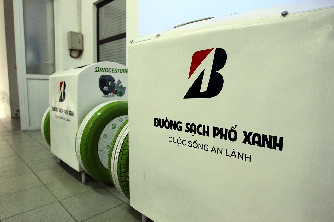 dat-30-thung-rac-thong-minh-sac-duoc-dien-thoai-tren-duong-pho-ha-noi