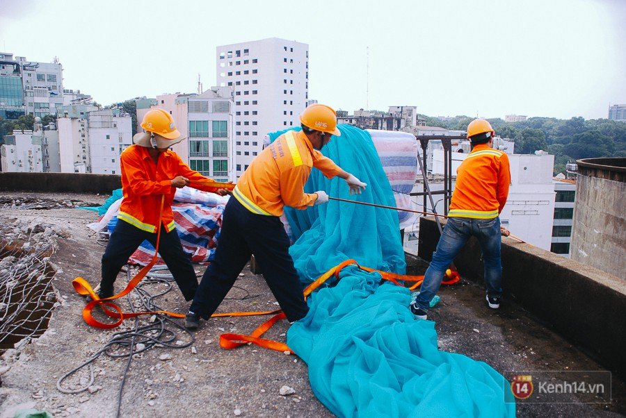 Cận cảnh phá dỡ thuỷ đài khổng lồ bỏ hoang ngay trung tâm Sài Gòn, búa tạ đập 4 lần liên tiếp mới vỡ