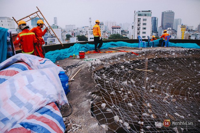 Cận cảnh phá dỡ thuỷ đài khổng lồ bỏ hoang ngay trung tâm Sài Gòn, búa tạ đập 4 lần liên tiếp mới vỡ