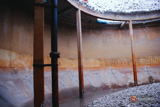 Cận cảnh phá dỡ thuỷ đài khổng lồ bỏ hoang ngay trung tâm Sài Gòn, búa tạ đập 4 lần liên tiếp mới vỡ