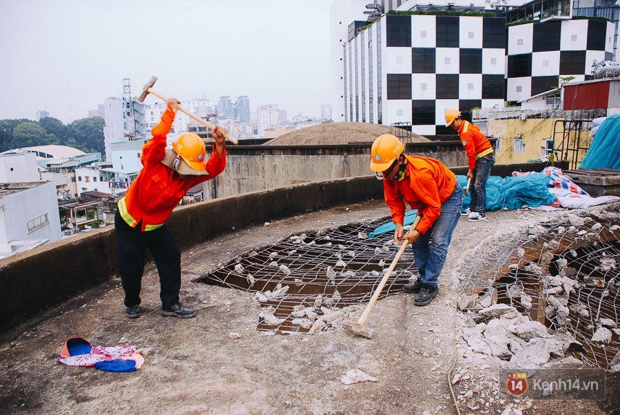 Cận cảnh phá dỡ thuỷ đài khổng lồ bỏ hoang ngay trung tâm Sài Gòn, búa tạ đập 4 lần liên tiếp mới vỡ