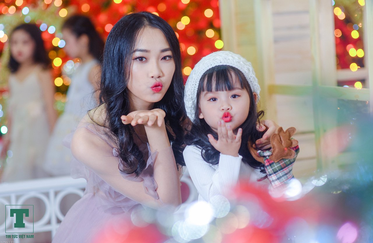 hoa-hau-thuy-tien-cung-dan-mau-nhi-ra-mat-bo-anh-an-tuong-chao-don-mua-noel-2017