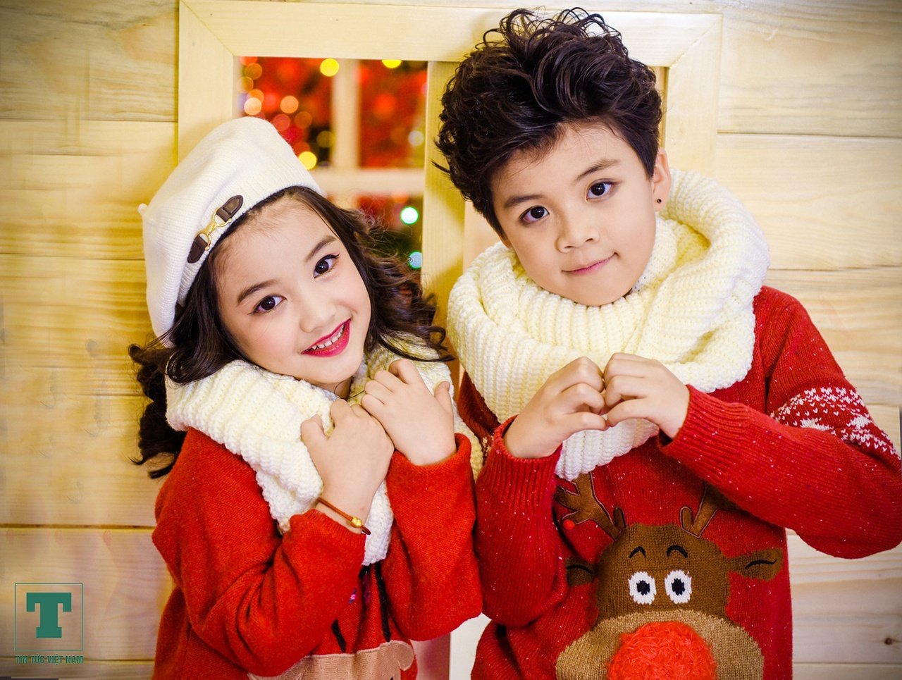 hoa-hau-thuy-tien-cung-dan-mau-nhi-ra-mat-bo-anh-an-tuong-chao-don-mua-noel-2017