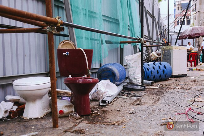 Cận cảnh phá dỡ thuỷ đài khổng lồ bỏ hoang ngay trung tâm Sài Gòn, búa tạ đập 4 lần liên tiếp mới vỡ