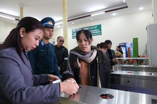 lap-dat-cong-kiem-soat-ve-tu-dong-tai-ga-ha-noi
