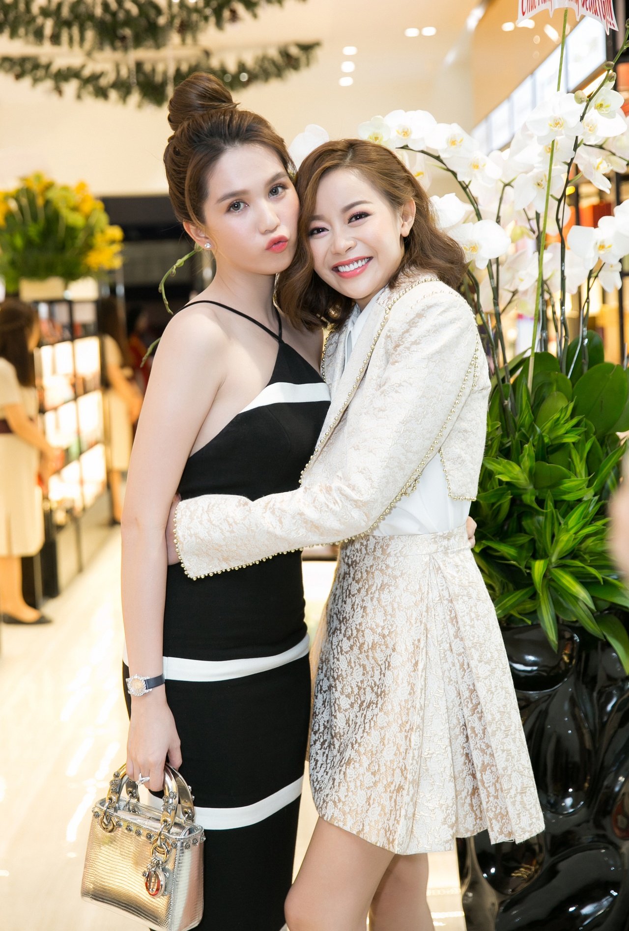 ngoc-trinh-khoe-lan-da-trang-sang-do-dang-cung-hoa-hau-sieu-quoc-gia-jenny-kim