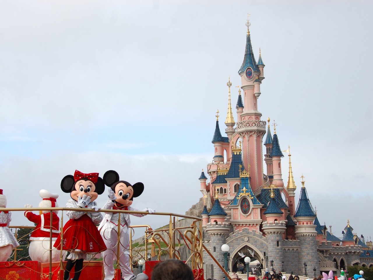 dao-quanh-cong-vien-disney-mua-giang-sinh-qua-bo-anh-ruc-ro