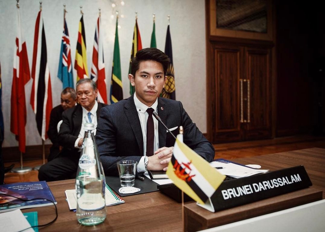 hoang-tu-brunei-an-choi-khung-bao-nhieu-tai-nang-nhieu-bay-nhieu