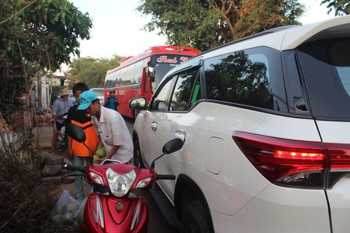 xe-ne-tram-bot-bien-hoa-ket-xe-kinh-khung-trong-duong-lang