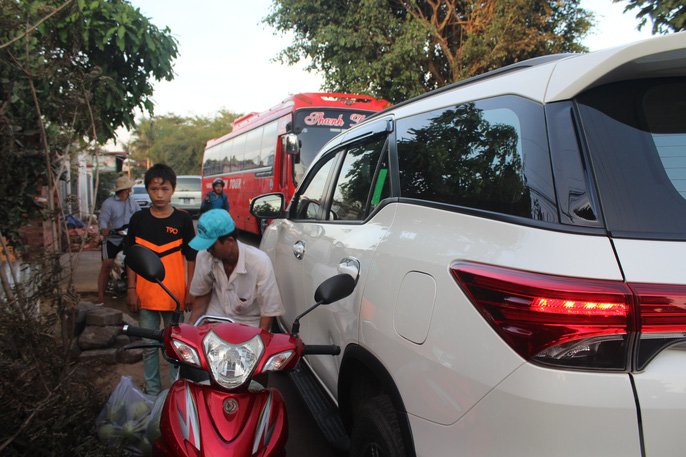 xe-ne-tram-bot-bien-hoa-ket-xe-kinh-khung-trong-duong-lang