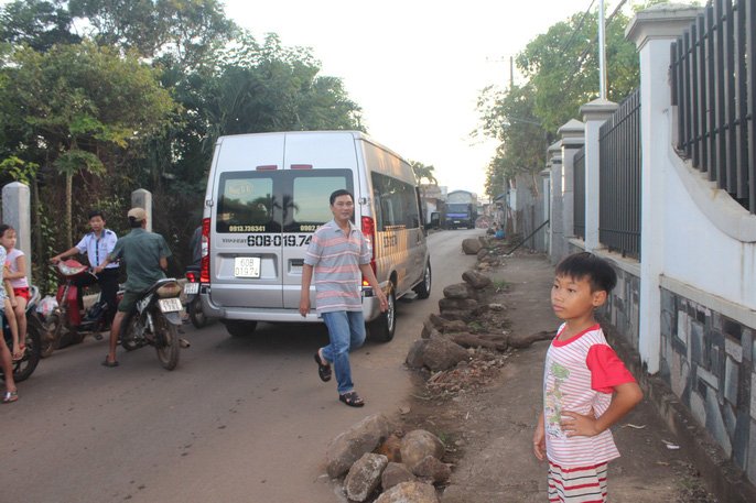 xe-ne-tram-bot-bien-hoa-ket-xe-kinh-khung-trong-duong-lang