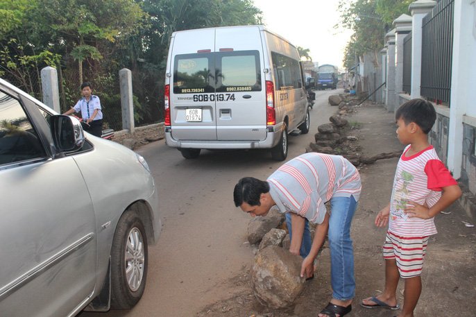 xe-ne-tram-bot-bien-hoa-ket-xe-kinh-khung-trong-duong-lang