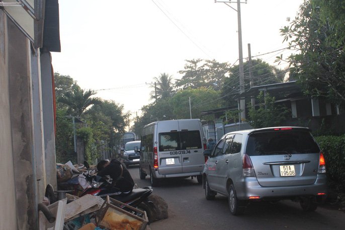 xe-ne-tram-bot-bien-hoa-ket-xe-kinh-khung-trong-duong-lang