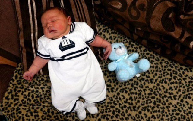 Ngắm em bé sơ sinh nặng 5,7 kg siêu dễ thương