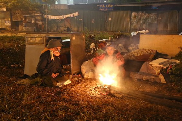 xot-xa-truoc-cuoc-song-giua-cai-lanh-thau-xuong-cua-doi-vo-chong-gia-vo-gia-cu-o-thu-do