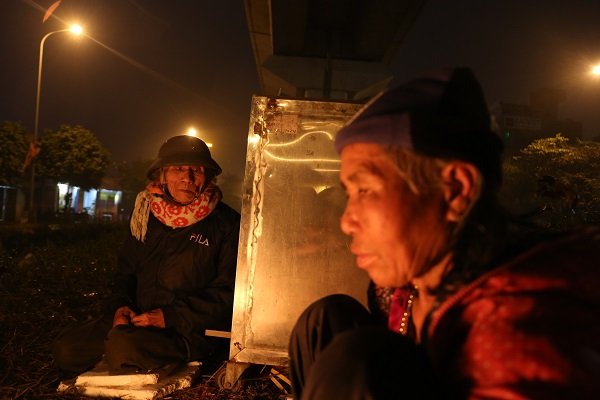 xot-xa-truoc-cuoc-song-giua-cai-lanh-thau-xuong-cua-doi-vo-chong-gia-vo-gia-cu-o-thu-do
