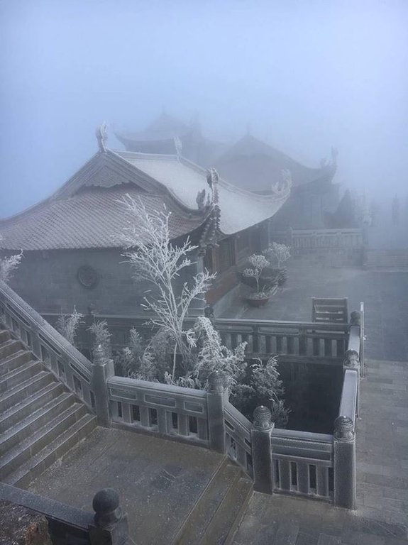 Băng tuyết bao phủ trên đỉnh Fansipan
