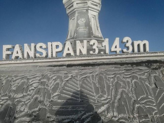 Băng tuyết bao phủ trên đỉnh Fansipan