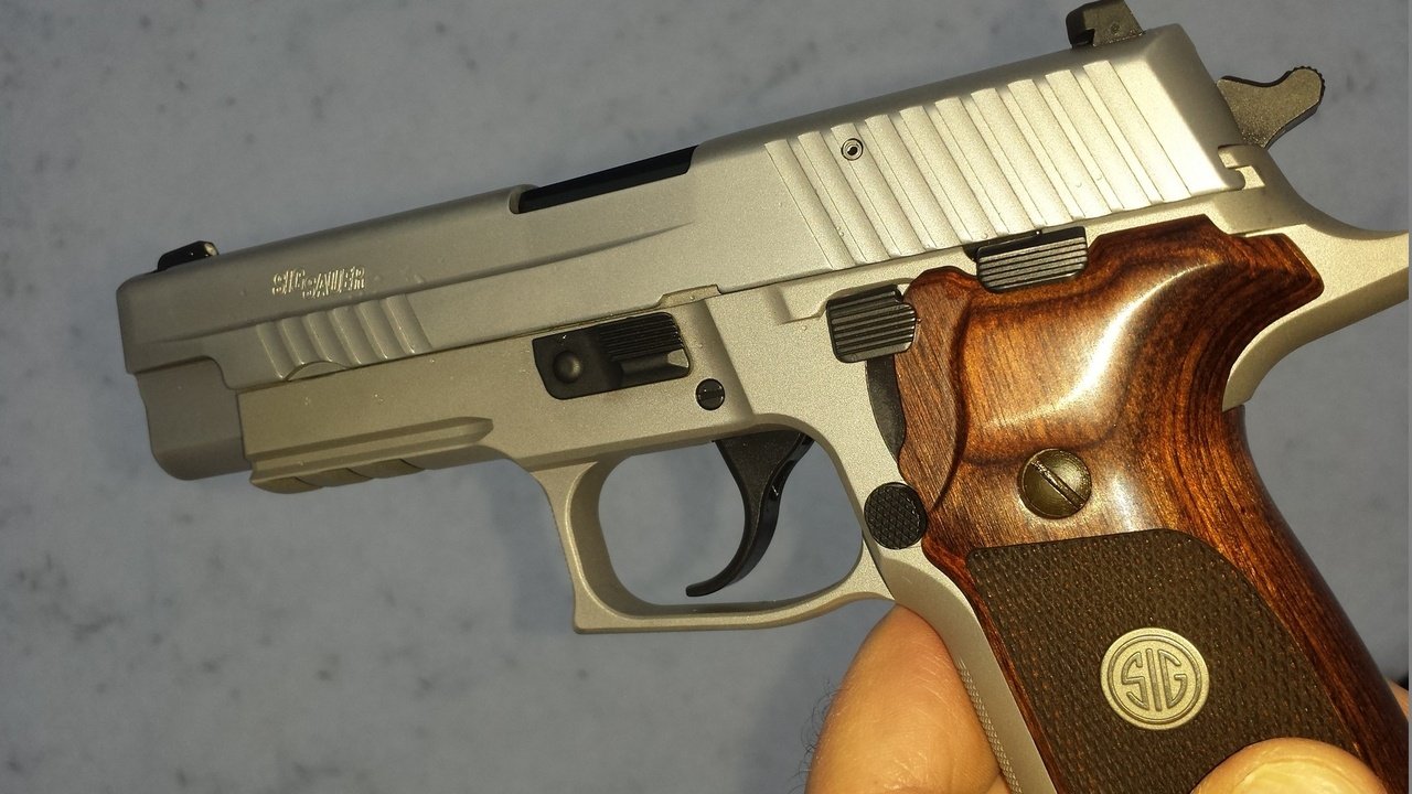 Súng ngắn P226