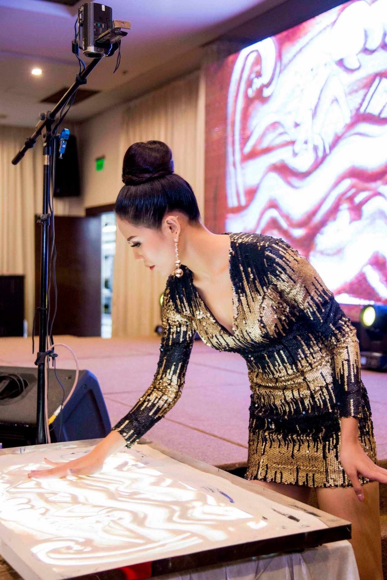 xuc-dong-voi-hanh-trinh-chinh-phuc-giac-mo-miss-universe-2017-cua-a-hau-nguyen-thi-loan